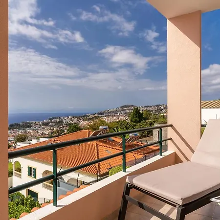 Stylish With Balcony And Amazing Views Over And The Sea Apartment *